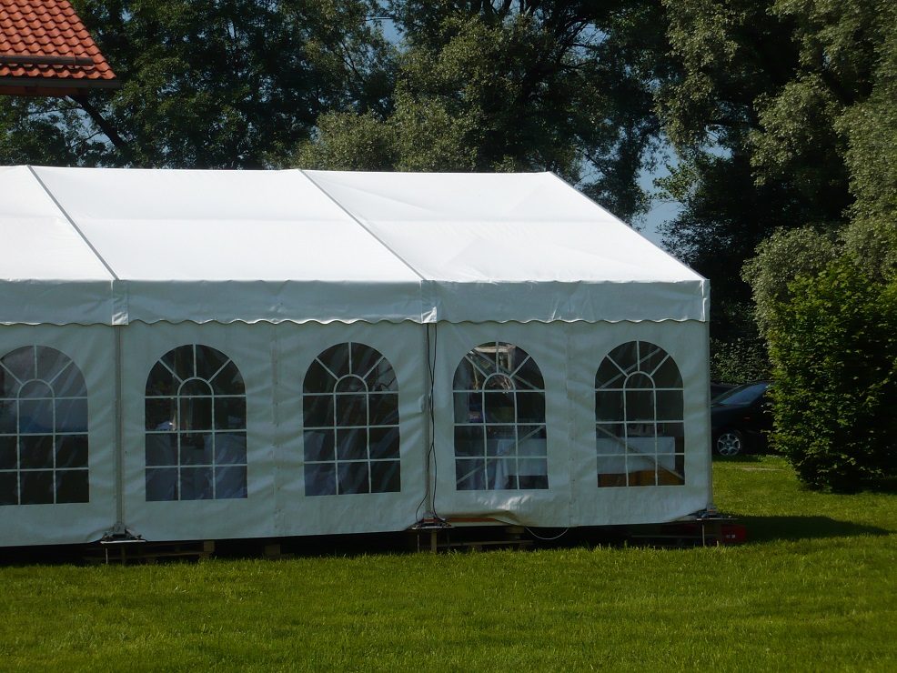 Partyzelt 8m breit: 8×18 mit Boden (2)