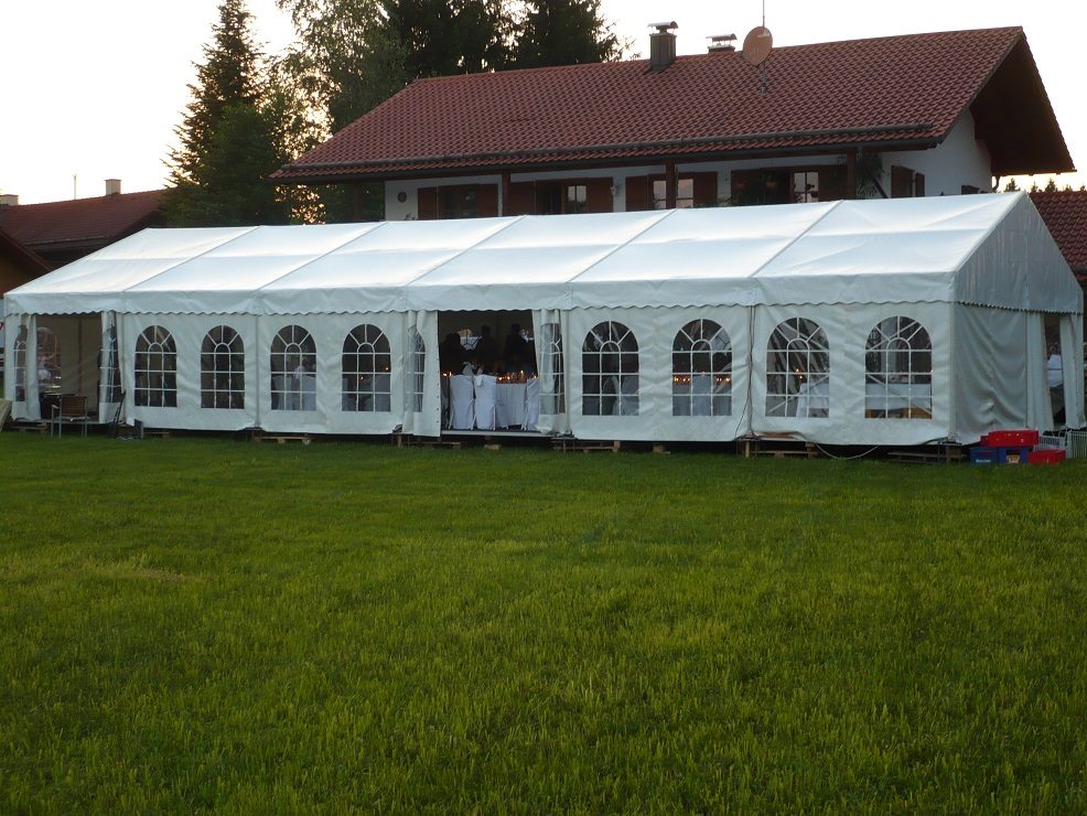 Partyzelt 8m breit: 8×18 mit Boden (3)