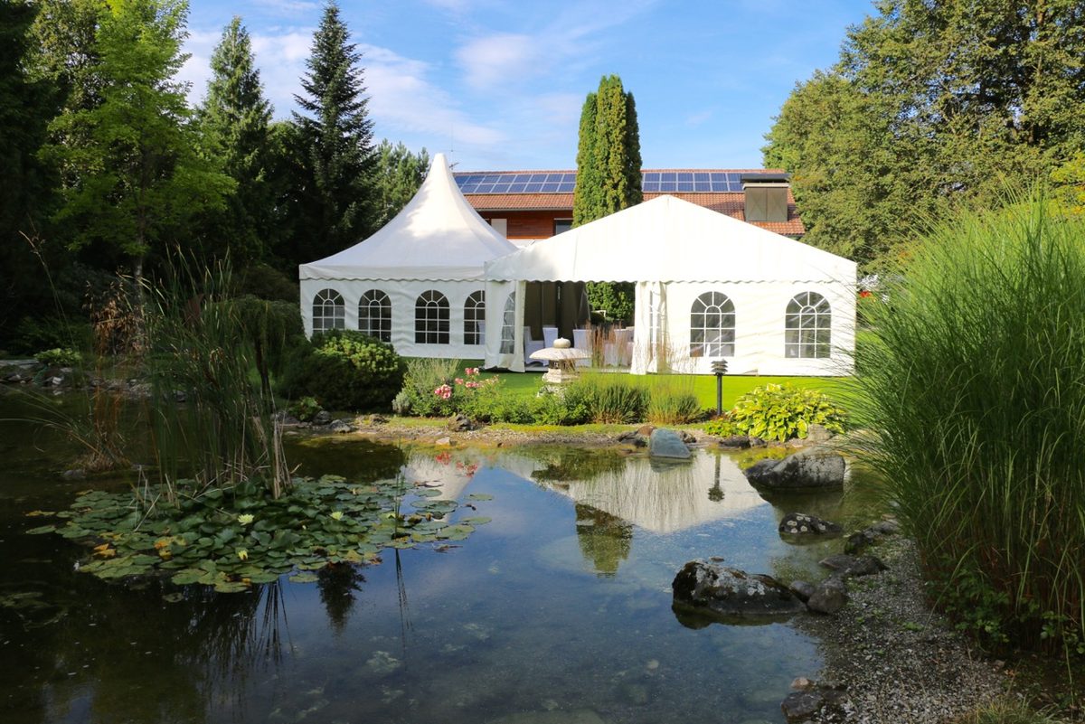Partyzelt 8m breit: 8x9m mit 6er Pagode als Anbau (1)